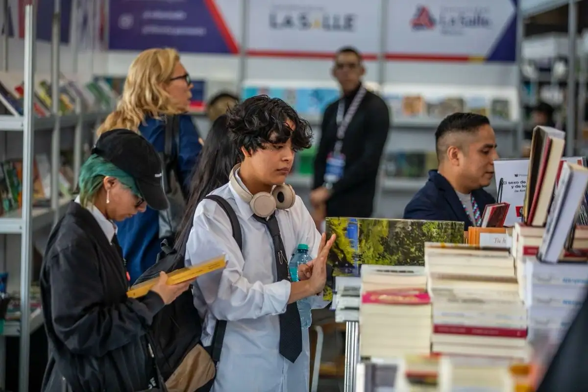 Esta cantidad, representa 4 libros para cada uno de los alumnos de los 9 planteles de la Escuela Nacional Preparatoria (ENP) y 5 del Colegio de Ciencias y Humanidades (CCH).