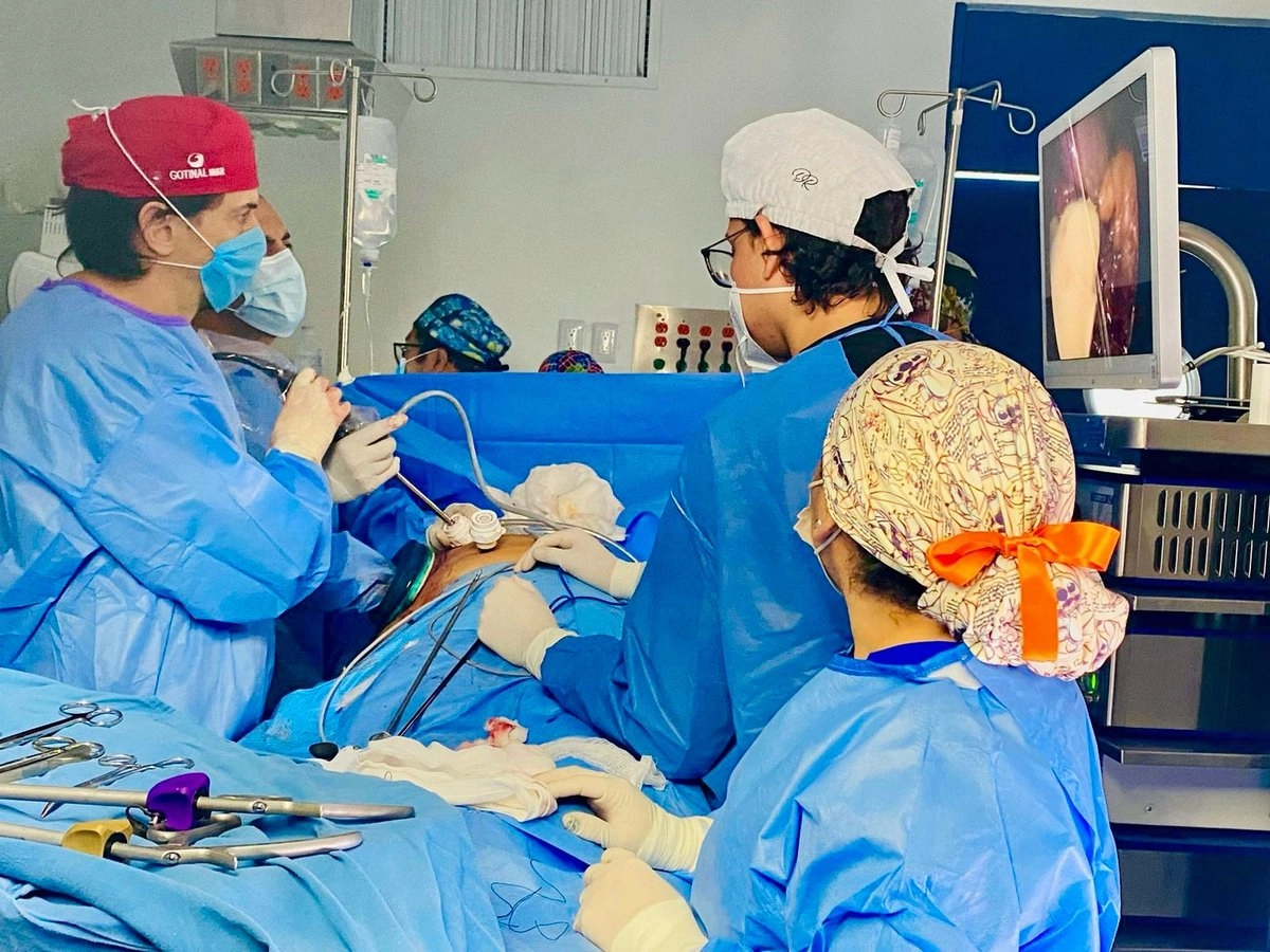 El 95% de los pacientes se mantenía con vida al primer año y el 91% conservaba una evolución favorable al tercer año. Respecto a los injertos, el 82% funcionaba adecuadamente en el primer año y el 77% seguía, en buen estado, al tercer año.