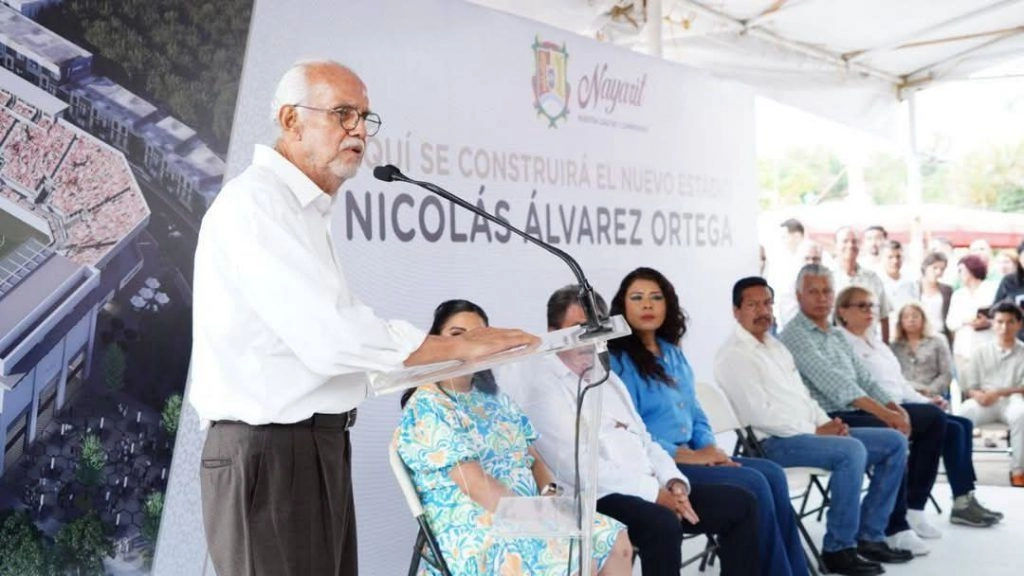 Agregó que al igual que este predio, el que se encuentra frente a lo que era la Ciudad de Las Artes y hoy es denominado, el Parque de la Dignidad, y que fue un estadio de béisbol, sigue siendo de su abuelo, fallecido en agosto de 1983 y que al igual que el predio de lo que será el nuevo estadio, fue donado para albergar actividades deportivas, dijo que el objetivo no es discrepar con la sociedad, ni con el gobierno de Nayarit, “pero sí que se cumpla el fin”, precisó.  Foto 