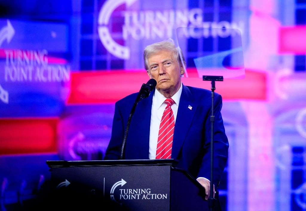 El presidente electo de Estados Unidos, Donald Trump, habla durante el AmericaFest 2024 anual de Turning Point en Phoenix, Arizona, el 22 de diciembre de 2024. Foto Afp