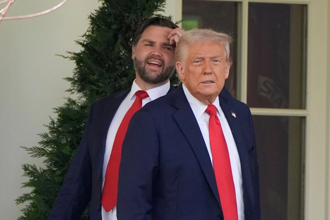 El presidente de EU, Donald Trump junto a su vicepresidente, JD Vance, en el jardín sur de la Casa Blanca, el 14 de abril de 2025. Foto 