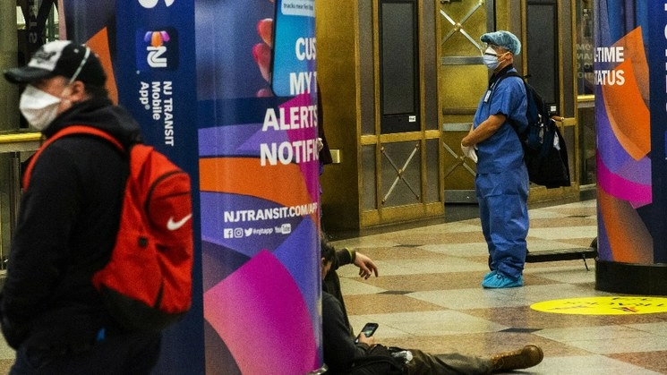 Personas en una estación de transporte de Nueva York. Foto Afp