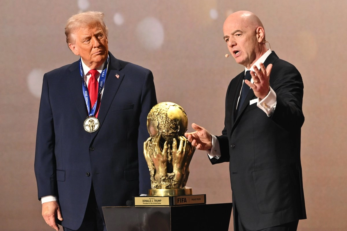 Donald Trump recibe premio FIFA de la Paz, de reciente creación. 
