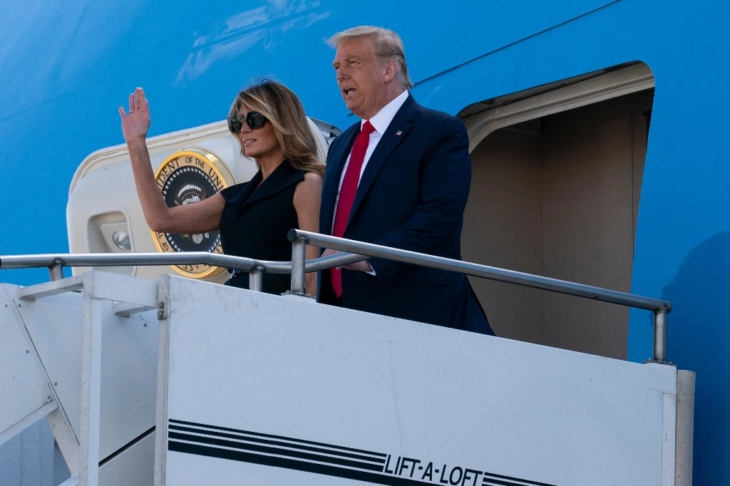 El presidente Donald Trump y su esposa Melania a su llegada al Aeropuerto Internacional de Nashville antes del segundo debate presidencial. Foto Ap