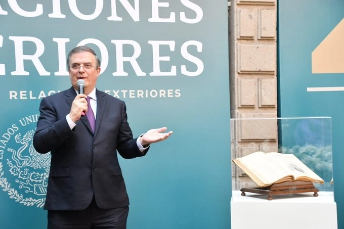 El canciller Marcelo Ebrard junto al diario "Las Violetas del Aháhuac". Foto SRE