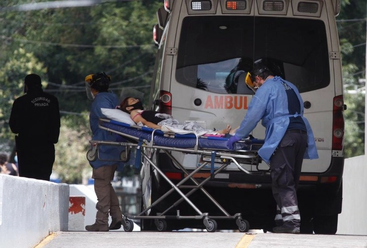Paciente con posible coronavirus en el área de urgencias del Hospital General de Zona 1-A, en la alcaldía Benito Juárez. Foto Cristina Rodríguez