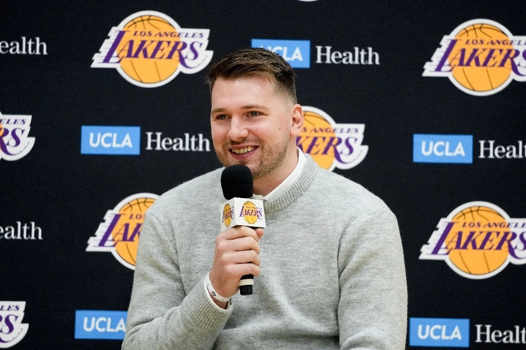 Luka Doncic, de Los Angeles Lakers, habla durante una conferencia de prensa de presentación de la NBA el martes 4 de febrero de 2025. Foto Ap