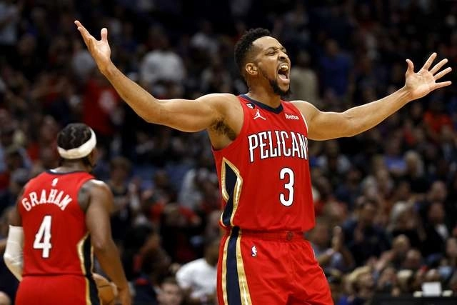 El jugador de los Pelicans, CJ McCollum (c) reacciona durante una jugada en el encuentro. Foto Afp