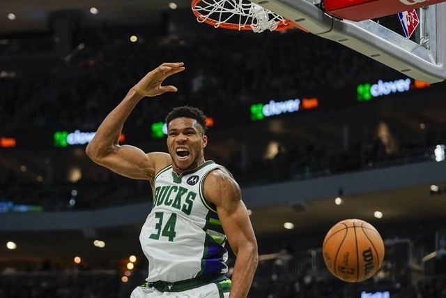 El jugador de los Milwaukee Bucks, Giannis Antetokounmpo durante el encuentro ante los Charlotte Hornets. Foto Ap 