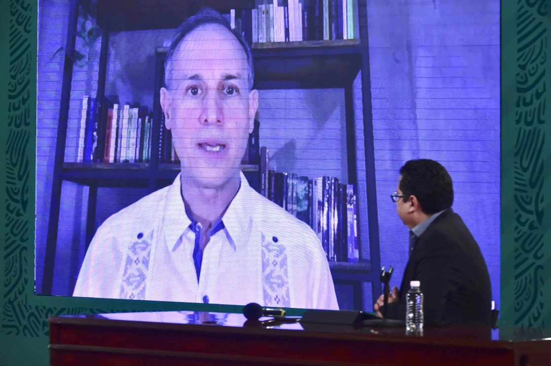 El subsecretario de Prevención y Promoción de la Salud, Hugo López-Gatell, reapareció ayer –a distancia– en el informe diario sobre la pandemia en el país; de espaldas, José Luis Alomía. Foto cortesía Presidencia