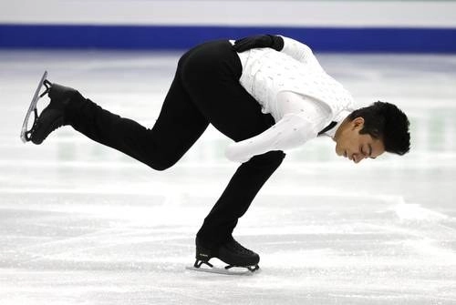 El joven patinador de 20 años deleitó al público y jueces con una coreografía acompañada de la música ‘In the Mood’, de Glen Miller. Foto Ap