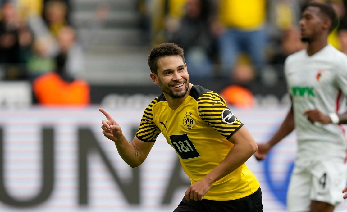 El portugués Raphael Guerreiro celebra luego de anotar desde el manchón penal contra Augsburg. Foto Ap