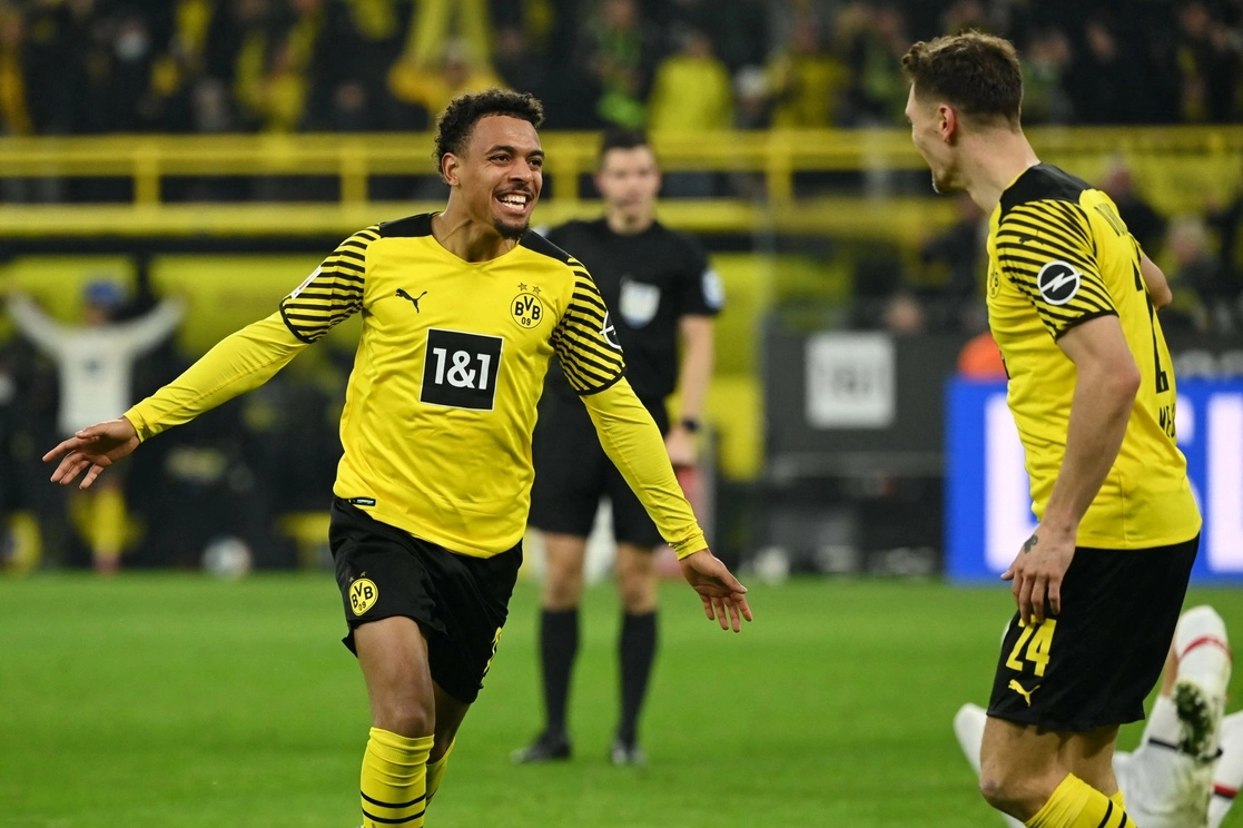 Donyel Mallen (izquierda), luego de anotar el primer gol del Borussia Dortmund ante el Stuttgart, en la fecha 12 de la Bundesliga. Foto Afp