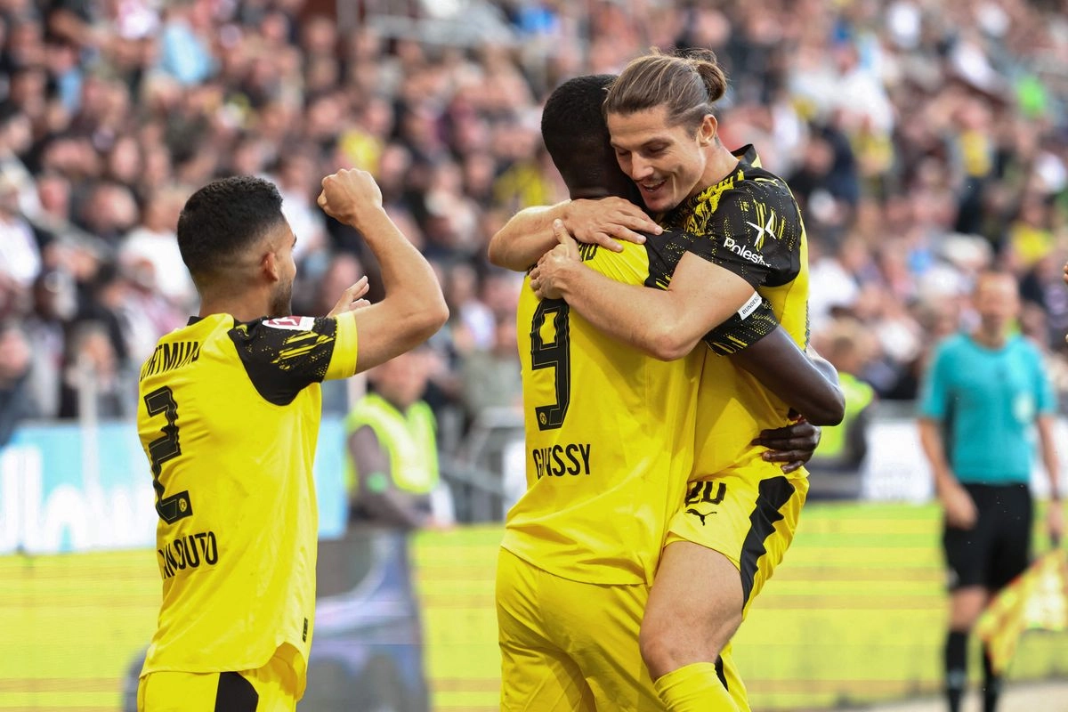 El delantero guineano del Dortmund, Serhou Guirassy es celebrado por sus compañeros tras marcar ante el St. Pauli en la fecha uno de la Bundesliga, el 23 de agosto de 2025. Foto 
