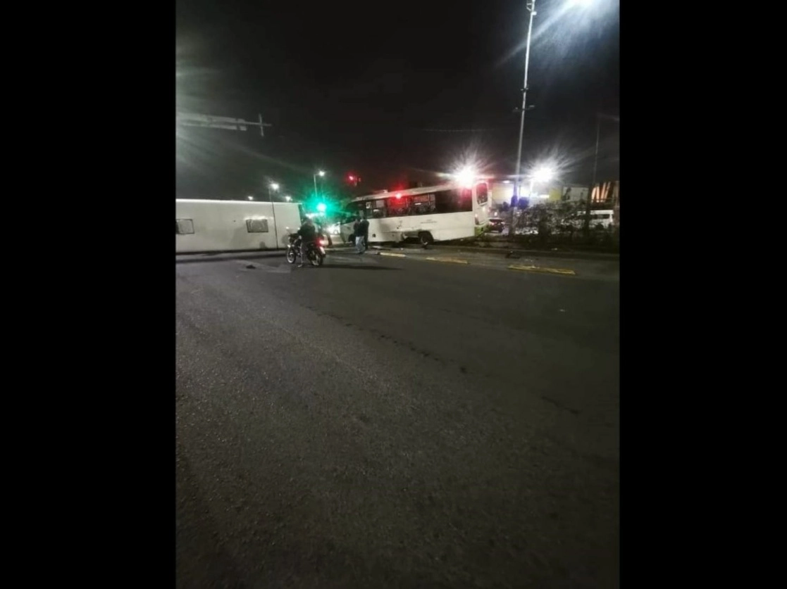 En la avenida El Peñón y Los Patos un camión de transporte público volcó tras impactarse con otra unidad. Foto ‘La Jornada’
