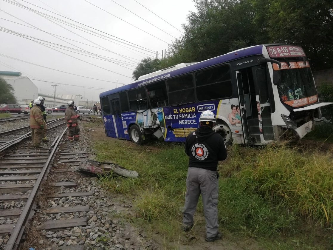 Un muerto y un herido dejó el accidente ocurrido cuando un camión de transporte público intentó ganarle el paso al tren en García, Nuevo León. Foto tomada del Twitter de @PC_NuevoLeon