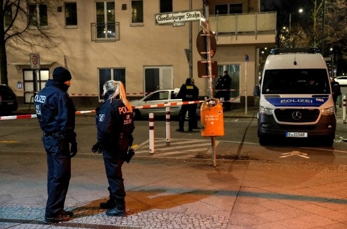  Un agente sufrió graves heridas en la cara y los ojos y el otro experimentó trauma acústico. Foto Ap / archivo