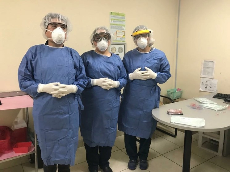 Personal médico del IMSS de BC visten equipo de protección para la atención de pacientes con Covid-19. Foto @IMSS_BC