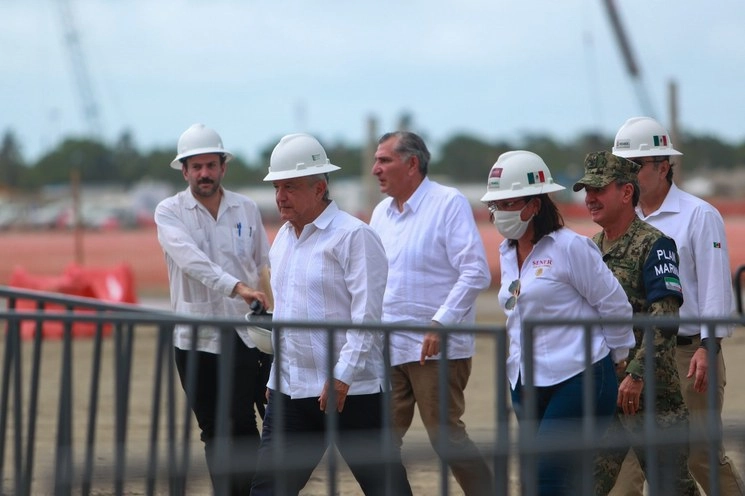 Evaluación de trabajos de la refinería de Dos Bocas en Paraíso, Tabasco. En la foto, el presidente Andrés Manuel López Obrador; el gobernador de Tabasco, Adán Augusto López; la secretaria de Energía, Rocío Nahle; el secretario de Marina, José Rafael Ojeda Durán y el director de Petróleos Mexicanos, Octavio Romero Oropeza. Foto Notimex