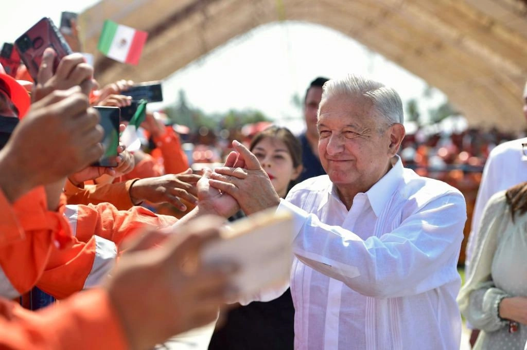 El presidente Andrés Manuel López Obrador acudió a la refinería de Dos Bocas para conmemorar el Día del Trabajo. Foto cuenta de Twitter de @rosaicela_