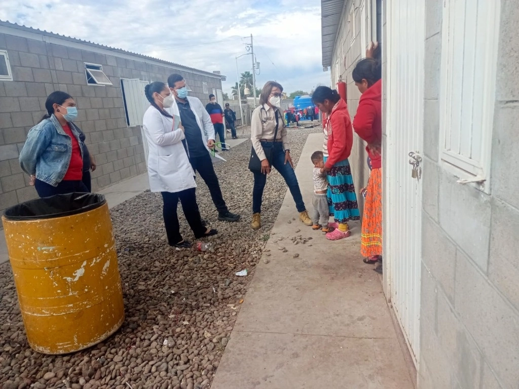 Personal sanitario del municipio de Guasave, Sinaloa, realiza revisiones médicas en las cuarterías de Juan José Ríos, donde familias de jornaleros viven en condiciones insalubres y de hacinamiento, además de carecer de servicios básicos. Foto cortesía del ayuntamiento de Guasave




