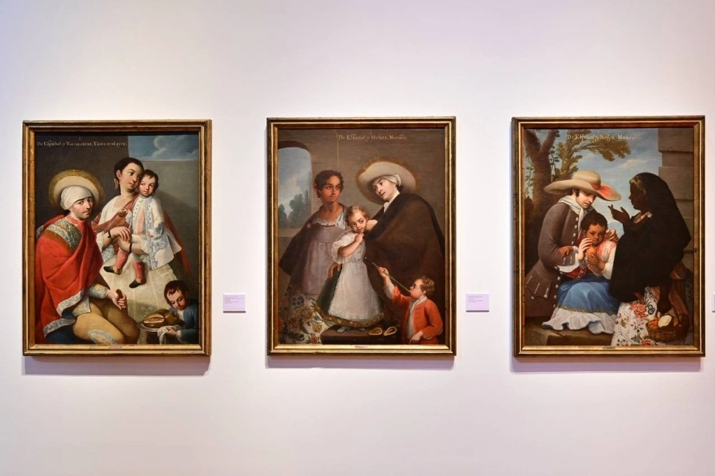 ‘De español y torna atrás- tente en el aire’, ‘De español y mulata-morisca’ y ‘De español y negra-mulata’, serie del pintor novohispano Miguel Cabrera, pertenecientes a la colección de Fomento Cultural Citibanamex. Foto Rafael Doniz Lechon 