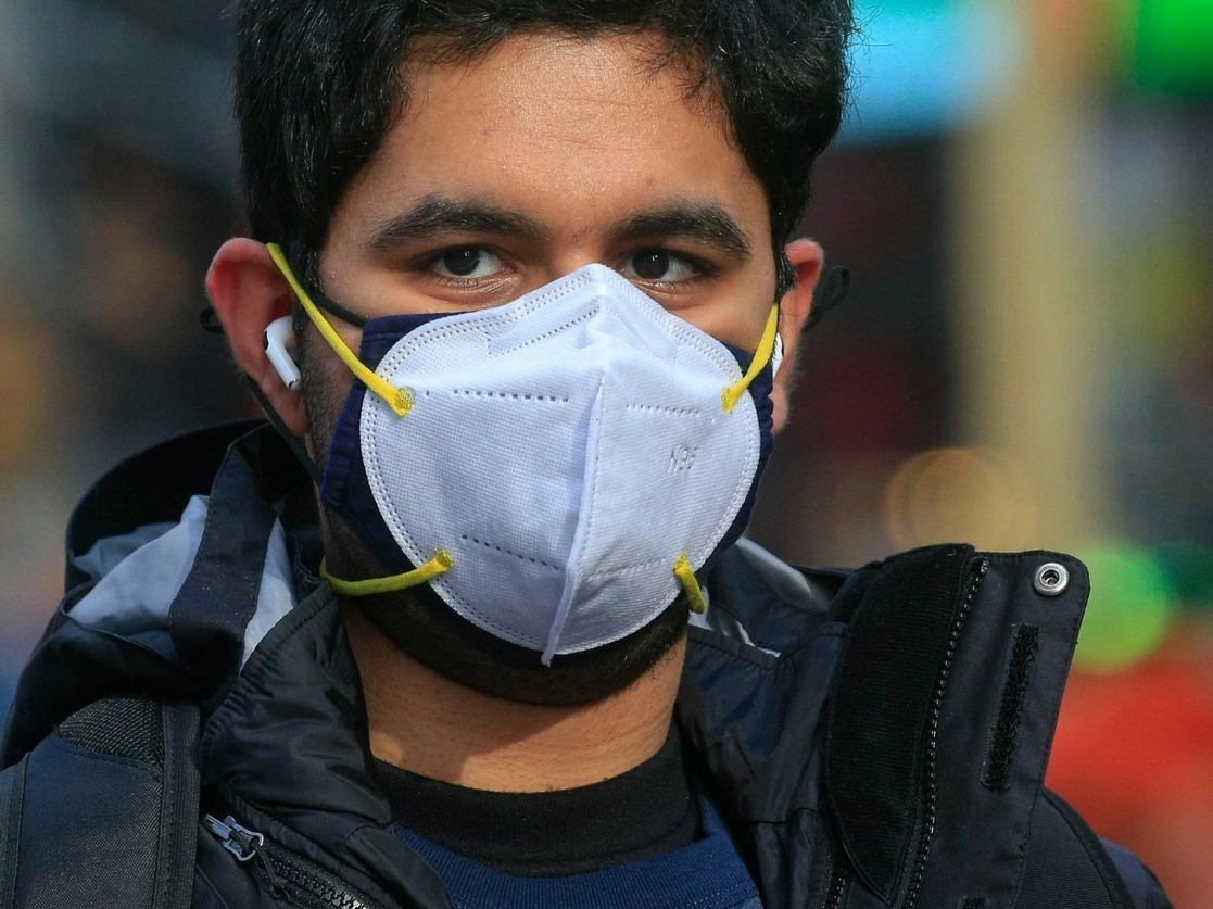 Llevar dos cubrebocas superpuestas o un tapabocas quirúrgico muy ajustado ofrece una protección reforzada contra la difusión del coronavirus a través del aire, según un estudio de las autoridades sanitarias de Estados Unidos. Foto Afp / Archivo