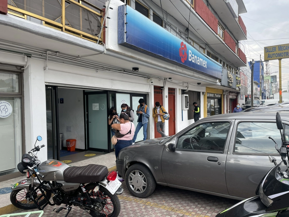 La ENSU revela que el 81.6 por ciento de mujeres y el 70.5 por ciento de los hombres considera inseguros los cajeros automáticos localizados en vía pública. Foto Yazmín Ortega Cortés / Archivo