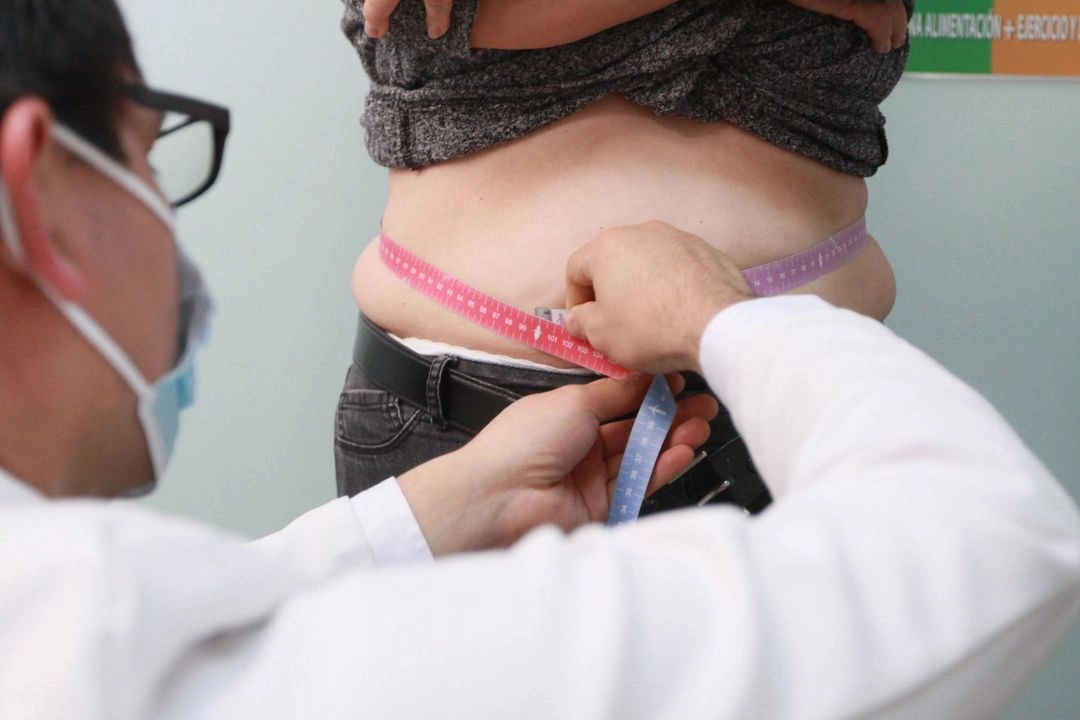 A nivel mundial, el número de adultos que viven con obesidad se ha cuadruplicado desde 1990, pasando de 194 millones a 878 millones en 2022, una cifra que se espera siga aumentando. Foto 