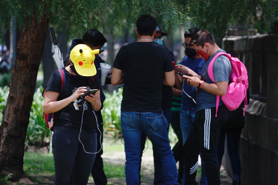 Jóvenes en la Alameda Central del Centro Histórico en la capital, el 18 de julio de 2021. Foto Cristina Rodríguez