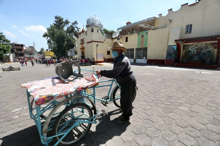 Un vendedor de dulces se encuentra en espera de recibir algún apoyo económico para poder paliar la crisis económica, en San Gregorio Atlapulco, en la alcaldía Xochimilco, Ciudad de México. Foto Luis Castillo
