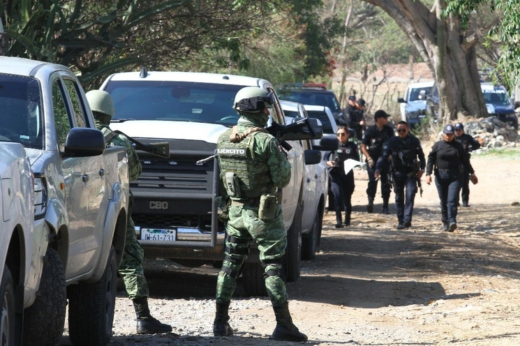Elementos del Ejército y agentes estatales de Jalisco vigilan caminos del centro del municipio de Tlajomulco de Zúñiga, donde estallaron siete artefactos explosivos. Foto Arturo Campos Cedillo