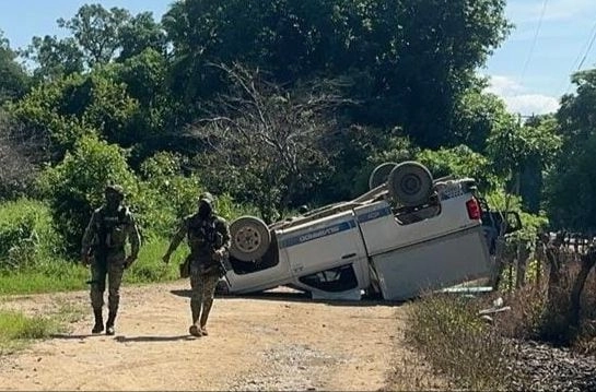 Una de las camionetas usadas en la persecución terminó volcada. Foto La Jornada