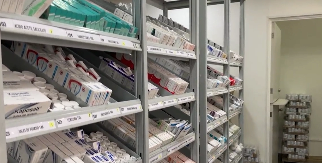 Diversos medicamentos en un almacen del IMSS. Fotograma tomado del video emitido en la cuenta de Twitter @Tu_IMSS