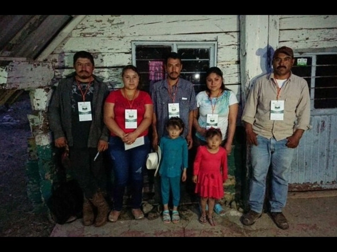 Integrantes de la comunidad de Yerbaniz, en Aramberri, Nuevo León, donde se encuentra la escuela comunitaria ganadora del premio de la Lotería Nacional. Foto tomada del Twitter de @CONAFE_mx