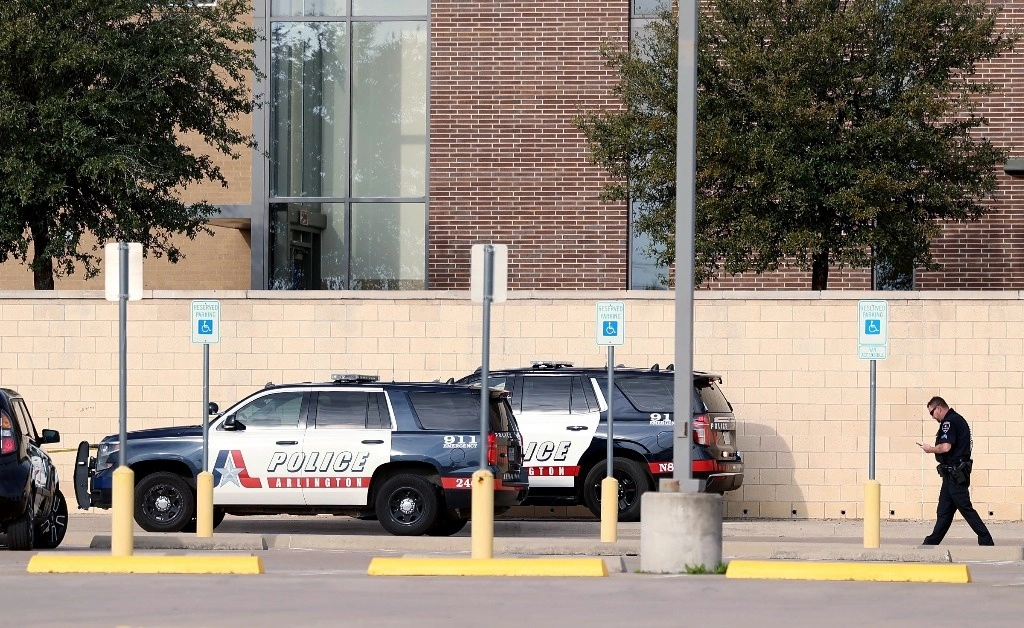 La policía de Arlington, Texas, investiga un tiroteo en la secundaria Lamar. Foto Ap
