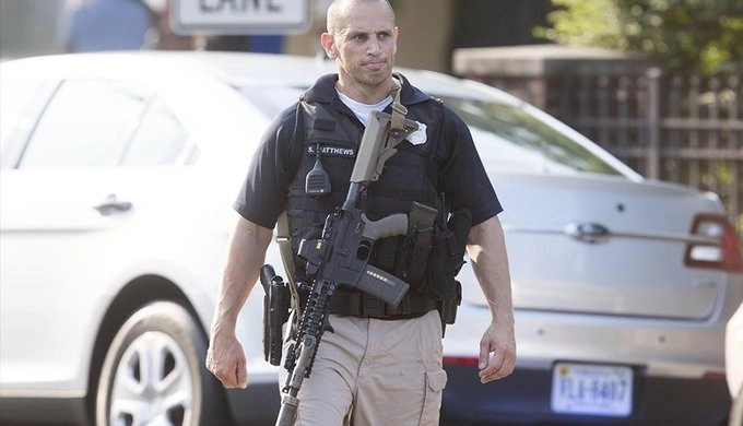 Un policía en Virginia, EU. Foto Twitter @antilavado