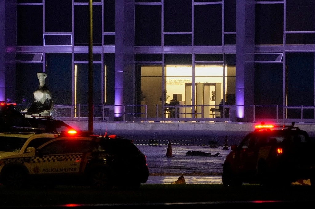 Según informaciones de los bomberos, "hubo una explosión, con una muerte, en la Plaza de los Tres Poderes, y también hubo una explosión de un automóvil cercano a uno de los anexos de la Cámara de los Diputados". Foto Ap.