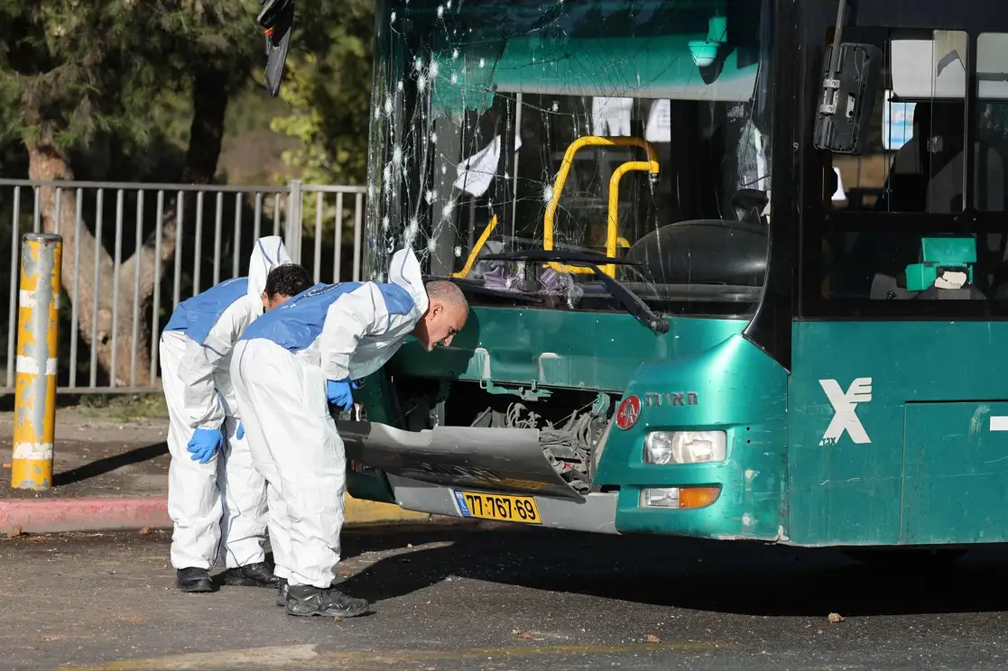 Expertos forenses israelíes trabajan en la escena de una explosión en una parada de autobús en Jerusalén, el 23 de noviembre de 2022. Foto Afp