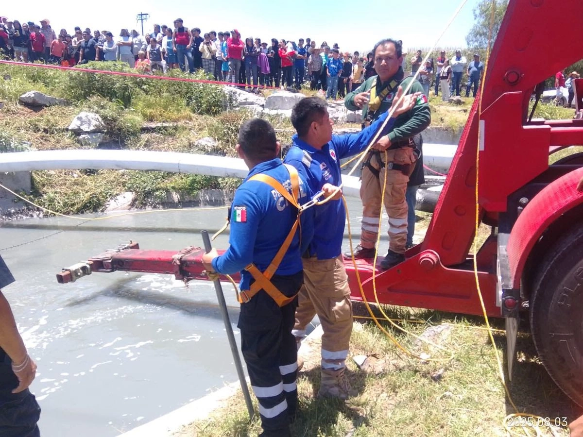 Bomberos de la Secretaría de Seguridad Pública de Hidalgo, lograron sacar del auto del agua.
