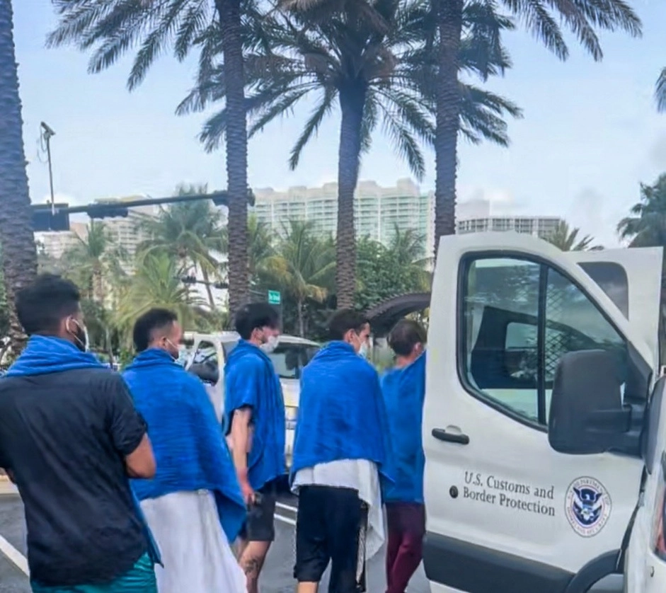 Seis de los migrantes cubanos nadaron hasta la orilla cerca de Golden Beach, en el condado de Miami-Dade, luego de que naufragara su embarcación. Foto tomada de la cuenta de Twitter @USBPChiefMIP 