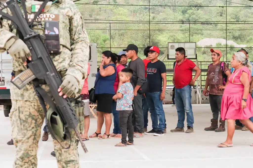 Más de 4 mil habitantes de Tila se refugiaron en el ejido Petalcingo (imagen) y el vecino municipio de Yajalón luego de la irrupción el pasado martes de un grupo armado que provocó, oficialmente, la muerte a tres personas, heridas a cuatro y la violación de dos mujeres, así como la quema de 17 viviendas y 21 vehículos. Estuvimos atrapadas durante tres días hasta que llegó el Ejército, narraron algunas de las víctimas. Señalaron que los grupos antagónicos son Karma y Autónomos. Foto Cuartoscuro.