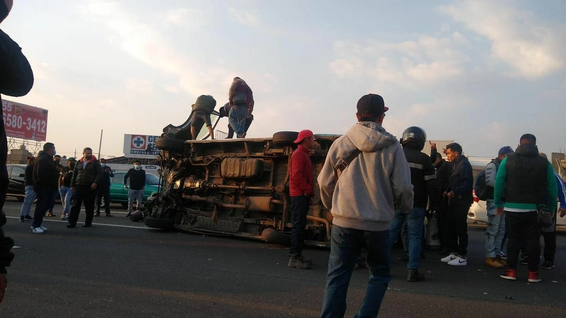 Volcadura de una unidad del transporte público en la autopista México-Puebla, en Valle de Chalco. Foto ‘La Jornada’