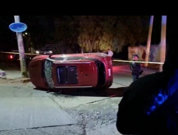 En la camioneta se encontró a una persona muerta a causa de las heridas. Foto 'La Jornada'
