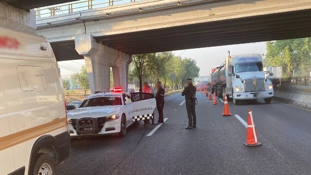 Personal de Protección Civil realiza maniobras para rescatar los cuerpos de los dos hombres, uno de los cuales quedó atrapado entre los vehículos. Foto tomada de X @GN_Carreteras

