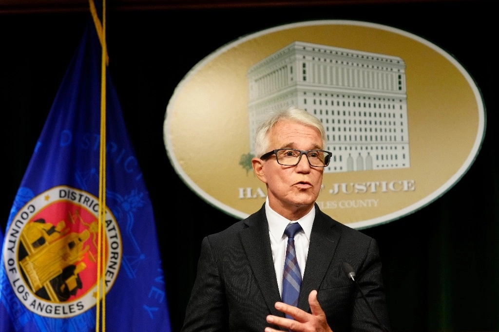 El fiscal de distrito del condado de Los Ángeles, George Gascon, anuncia la presentación de cargos formales por el asesinato del ex actor Johnny Wactor en una conferencia de prensa el 19 de agosto de 2024 en Los Ángeles. Foto Ap
