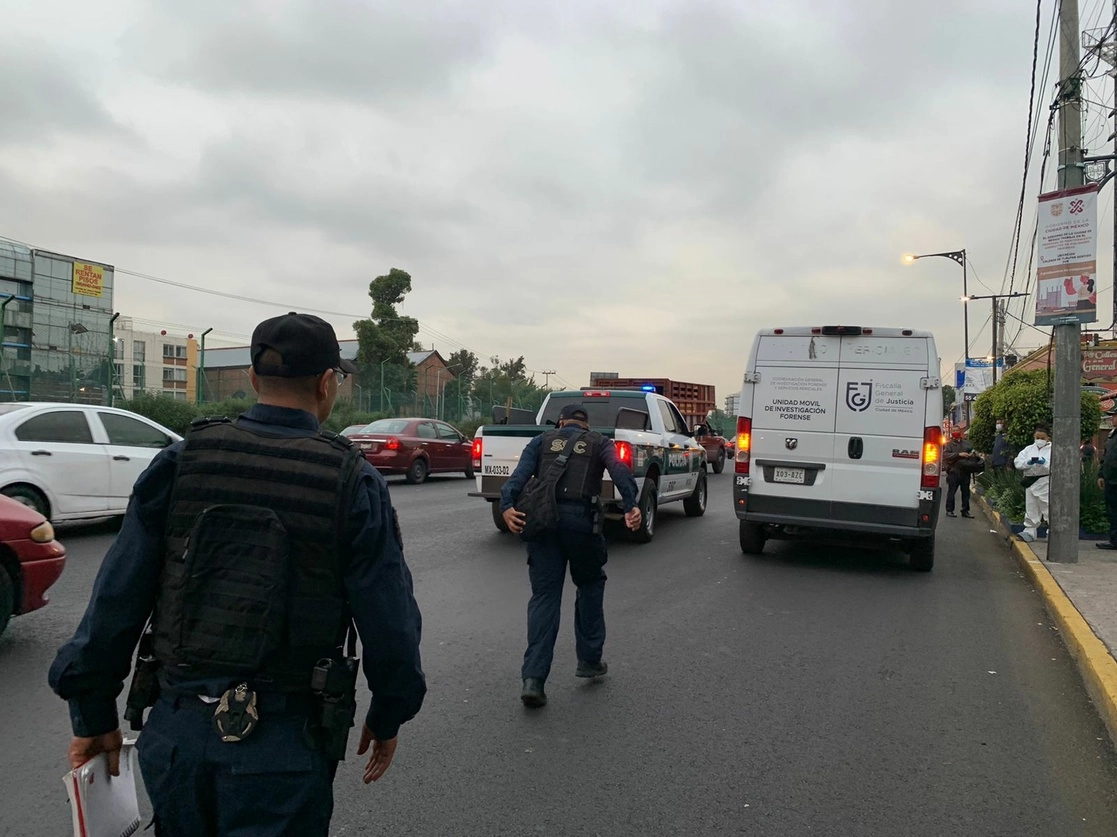 Un par de jóvenes que viajaban en estado de ebriedad, sobre la calzada de Tlalpan, a la altura del metro General Anaya, en la colonia San Diego Churubusco, embistieron a cuatro policías, el 11 de agosto de 2022. Foto Alfredo Domínguez