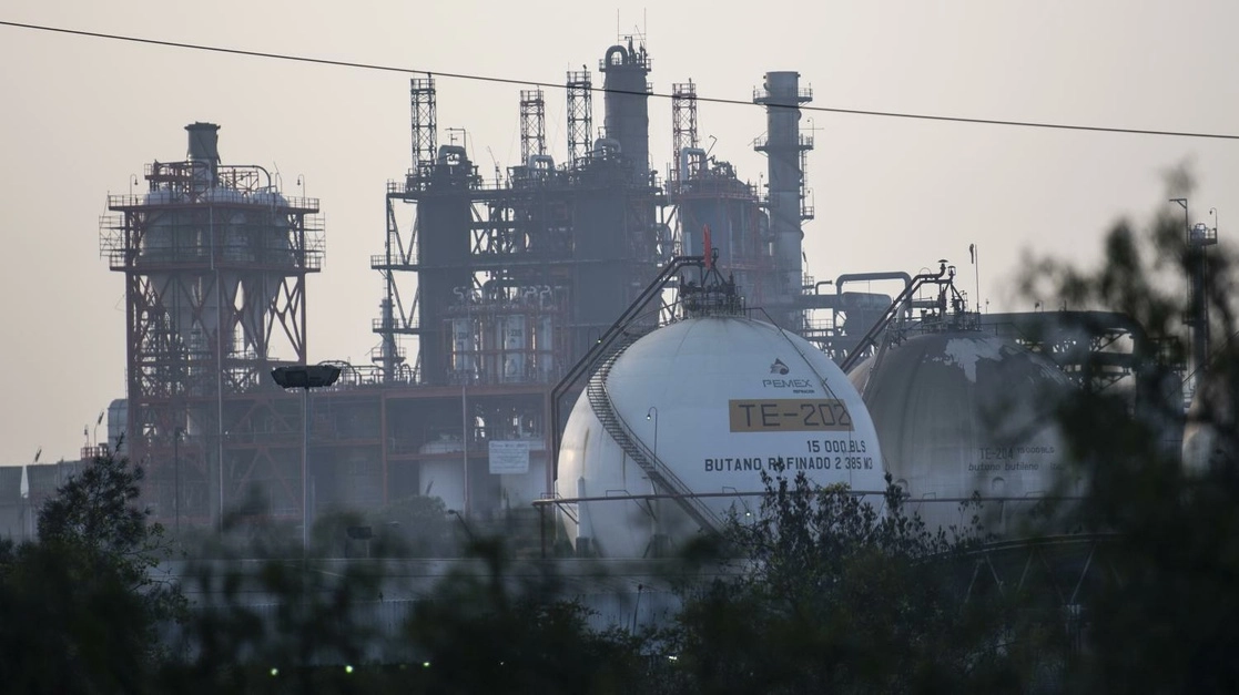 Las modificaciones a diversos artículos entraron en vigor el 4 de mayo pasado. En la imagen, instalaciones de Pemex en Tula, Hidalgo. Foto Afp