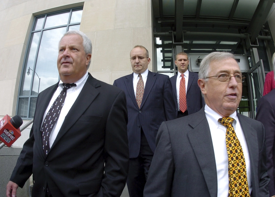 Los ex jueces del tribunal del condado de Luzerne Michael Conahan (al frente a la izquierda) y Mark Ciavarella (a la derecha), en Scranton, Pensilvania. Foto Ap / Archivo
