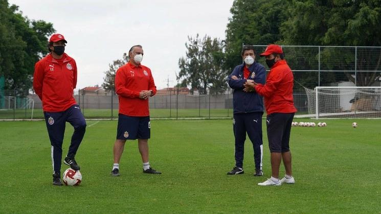 El director técnico Luis Fernando Tena regresó a los entrenamientos de Chivas tras superar el Covid-19. Foto tomada de Twitter @Chivas